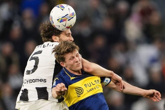 Duel antara Manuel Locatelli dan Alan Matturro dalam pertandingan Juventus vs Genoa pada Minggu (30/3/2025) (c) Fabio Ferrari/LaPresse via AP.