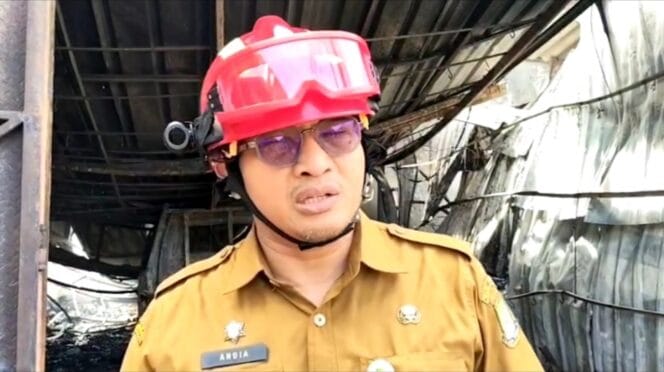 
Gudang Sparepart Mobil Ludes  Terbakar di Tangerang, Sumber Api Diduga Konsleting Listrik / Senin 14 April 2025 / foto: Ikbal Saputra 