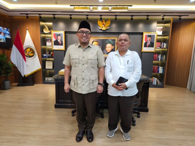 
Dahnil Anzar Simanjuntak (Wakil Ketua BPH RI) & Desri Arwen (Rektor UMT), Rabu (16/04).