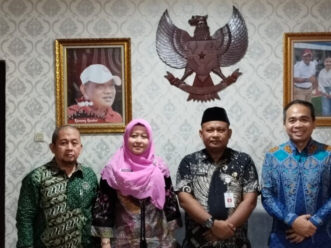 
Kepala Dinas Pemuda dan Olahraga Kota Tangerang dan Perwakilan UMT dalam kunjungan nya dikantor Dispora Kota Tangerang, Foto : Istimewa