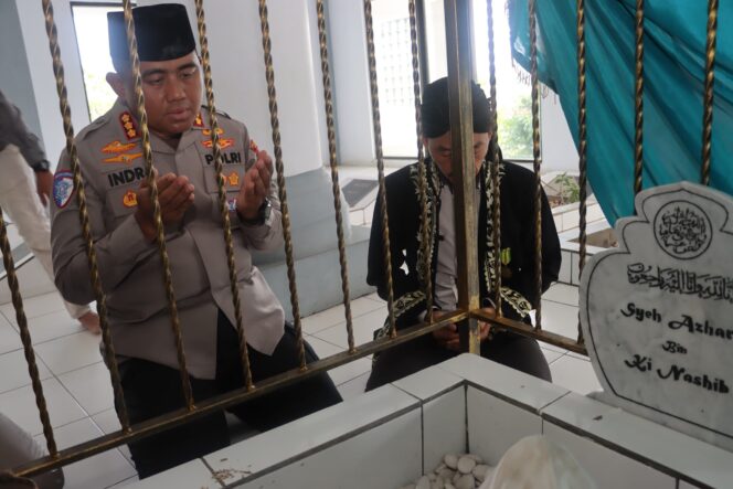 
Kapolresta Tangerang Kombes Pol Andi Muhammad Indra Waspada Amirullah mengawali tugas di hari pertamanya memimpin Polresta Tangerang dengan berziarah ke makam Raden Aria Wangsakara, di Lengkong Kulon, Kecamatan Pagedangan, Rabu 09 Juli 2025