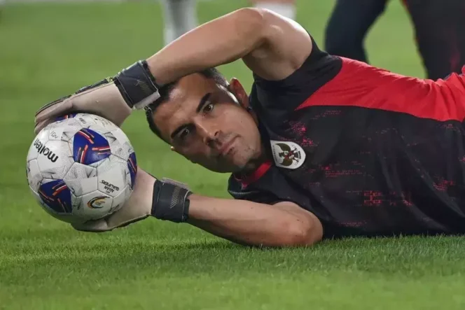 
Penjaga gawang Timnas Indonesia Emil Audero mengikuti sesi latihan resmi menjelang pertandingan kualifikasi Piala Dunia 2026 putaran ketiga Grup C di Stadion Utama Gelora Bung Karno, Jakarta, Rabu 4 Juni 2025. Latihan tersebut sebagai persiapan jelang pertandingan melawan Timnas China pada Kamis 5 Juni 2025.