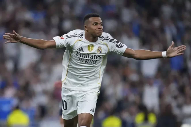
Penyerang Real Madrid Kylian Mbappe merayakan gol ke gawang Osasuna. 