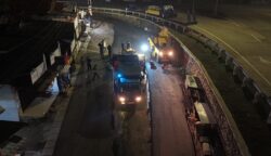 Dinas Sumber Daya Air, Bina Marga, dan Bina Konstruksi (SDABMBK) Kota Tangerang Selatan kembali melakukan upaya peningkatan kualitas infrastruktur jalan. Kali ini, pekerjaan pelapisan jalan (preservasi) dilaksanakan di Jalan Buaran Timur, Kelurahan Jelupang, Kecamatan Serpong Utara, pada Rabu 6 Agustus 2025, dini hari.