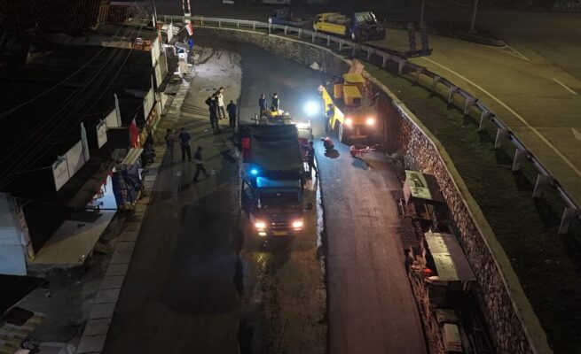 Dinas Sumber Daya Air, Bina Marga, dan Bina Konstruksi (SDABMBK) Kota Tangerang Selatan kembali melakukan upaya peningkatan kualitas infrastruktur jalan. Kali ini, pekerjaan pelapisan jalan (preservasi) dilaksanakan di Jalan Buaran Timur, Kelurahan Jelupang, Kecamatan Serpong Utara, pada Rabu 6 Agustus 2025, dini hari.