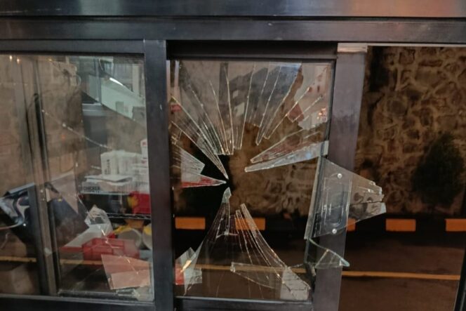 
Kondisi Mabuk Pemuda di Tangsel Rusak Kaca KFC, Gara-gara tidak Dapat Kulit Ayam Goreng 