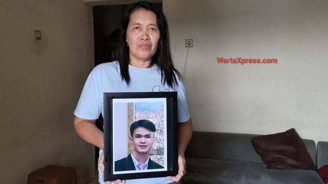 
Foto : korban Semasa hidupnya, orang tua tunjukkan foto anaknya, Kecamatan Neglasari, Kota Tangerang. Minggu 17 Agustus 2025, WARTAXPRESS.com 