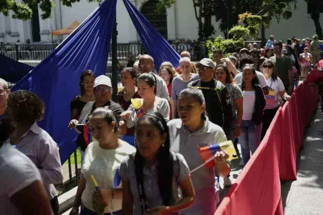 
Orang-orang mengantre untuk mendaftar menjadi anggota milisi sipil selama kampanye pendaftaran nasional di Caracas, Venezuela. (AP/AP)