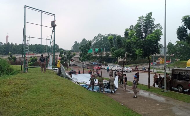 Puluhan rekalme tanpa ijin di Tangerang Selatan, terkena razia satpol PP, Selasa 21 Oktober 2025 / WartaXpress.com / foto : Humas