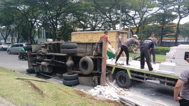 
Diduga Ngantuk, Truk Bermuatan Hebel Terguling di Serpong Tangsel / Rabu 29 Oktober 2025/ 