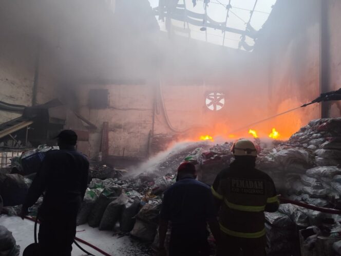 Sebuah insiden kebakaran hebat melanda kawasan Pergudangan Laksana, produksi limbah, di Pakuhaji, Kabupaten Tangerang,/ WARTAXPRESS.com /