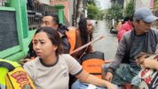 Orang tua bocah 9 tahun histeris saat mendapat lkan kabar anaknya yang tenggelam saat bermain banjir, Jumat 23 Januari 2026.
