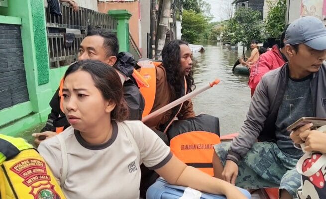 Orang tua bocah 9 tahun histeris saat mendapat lkan kabar anaknya yang tenggelam saat bermain banjir, Jumat 23 Januari 2026.