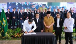 Walikota Tangsel Benyamin Davnie dan Wakil Wali Kota Pilar Saga Ichsan saat menghadiri Pelantikan dan Rapat Kerja (Raker) Pengurus KADIN Kota Tangerang Selatan Masa Bakti 2025–2030