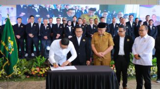Walikota Tangsel Benyamin Davnie dan Wakil Wali Kota Pilar Saga Ichsan saat menghadiri Pelantikan dan Rapat Kerja (Raker) Pengurus KADIN Kota Tangerang Selatan Masa Bakti 2025–2030
