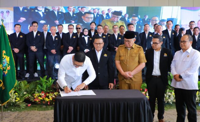Walikota Tangsel Benyamin Davnie dan Wakil Wali Kota Pilar Saga Ichsan saat menghadiri Pelantikan dan Rapat Kerja (Raker) Pengurus KADIN Kota Tangerang Selatan Masa Bakti 2025–2030