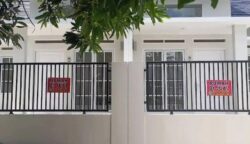 Rumah dipasangi spanduk Rumah Dijual