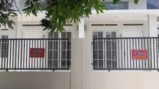 Rumah dipasangi spanduk Rumah Dijual