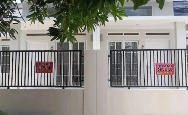 Rumah dipasangi spanduk Rumah Dijual