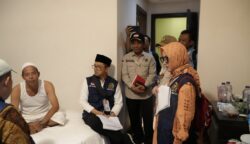 Ketua Tim Pengawas (Timwas) Haji DPR RI, Cucun Ahmad Syamsurijal saat melakukan inspeksi mendadak (sidak) ke pemondokan jemaah haji Indonesia di Hotel Buruz Hidayah, Makkah