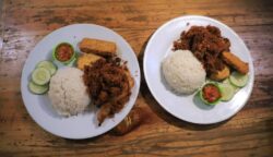 Salah satu menu best seller Ayam Goreng Rempah di Ayam Goyeng Cece, Jl. Raya Taman Cibodas, Kelurahan Uwung Jaya, Kecamatan Cibodas, Kota Tangerang