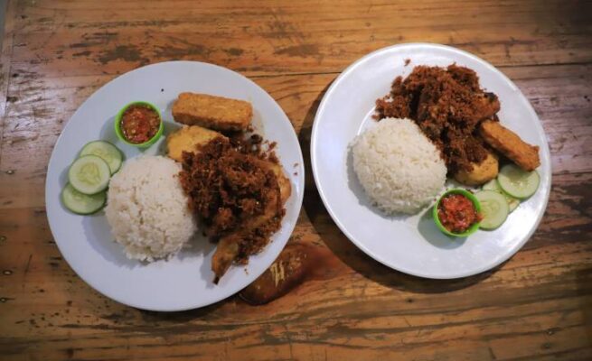 Salah satu menu best seller Ayam Goreng Rempah di Ayam Goyeng Cece, Jl. Raya Taman Cibodas, Kelurahan Uwung Jaya, Kecamatan Cibodas, Kota Tangerang