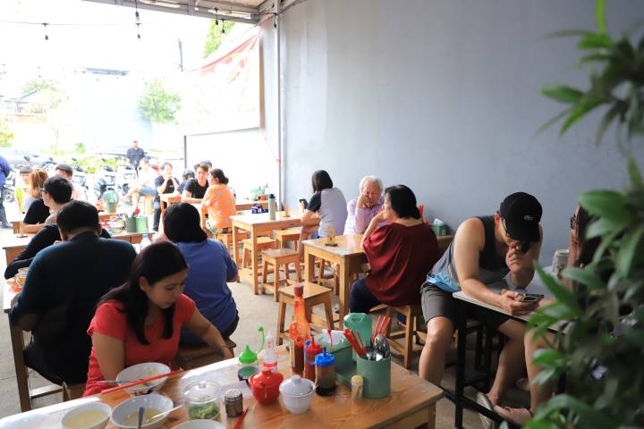 Tampak dalam dari Bakmi Ichen, Kelurahan Petir, Kecamatan Cipondoh, Kota Tangerang.