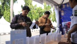Para pelawar kerja menscan barcode lowongan dari perusahaan dalam Job Fair Online