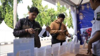 Para pelawar kerja menscan barcode lowongan dari perusahaan dalam Job Fair Online