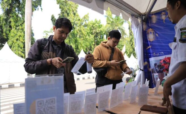 Para pelawar kerja menscan barcode lowongan dari perusahaan dalam Job Fair Online