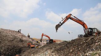 Alat berat ekskavator melakukan penataan sampah di TPA Rawa Kucing Kecamatan Neglasari, Kota Tangerang