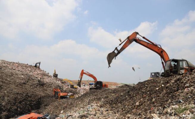 Alat berat ekskavator melakukan penataan sampah di TPA Rawa Kucing Kecamatan Neglasari, Kota Tangerang