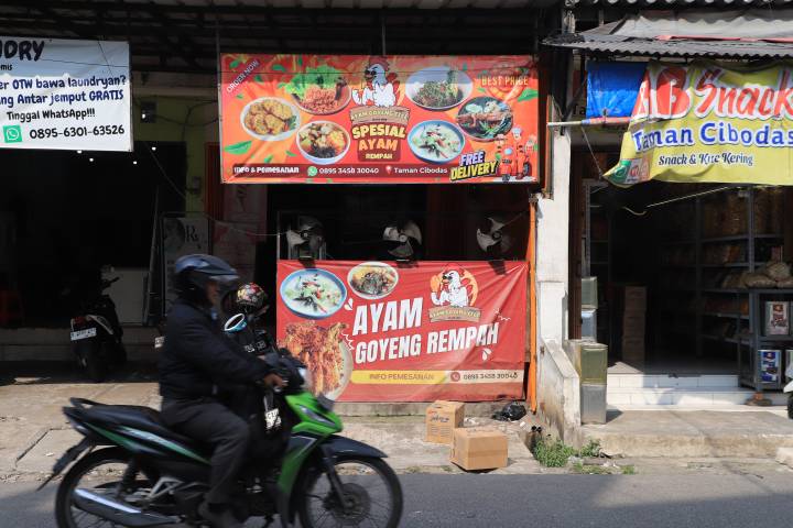 Gerai Ayam Goyeng Cece bertempat di Jl. Raya Taman Cibodas, Kelurahan Uwung Jaya, Kecamatan Cibodas, Kota Tangerang