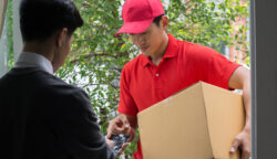 Kurir mengantar paket dengan layanan gratis ongkir