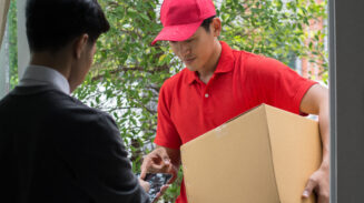 Kurir mengantar paket dengan layanan gratis ongkir