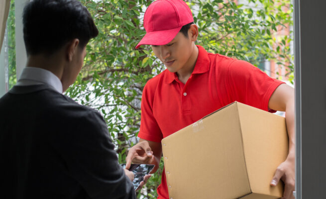Kurir mengantar paket dengan layanan gratis ongkir