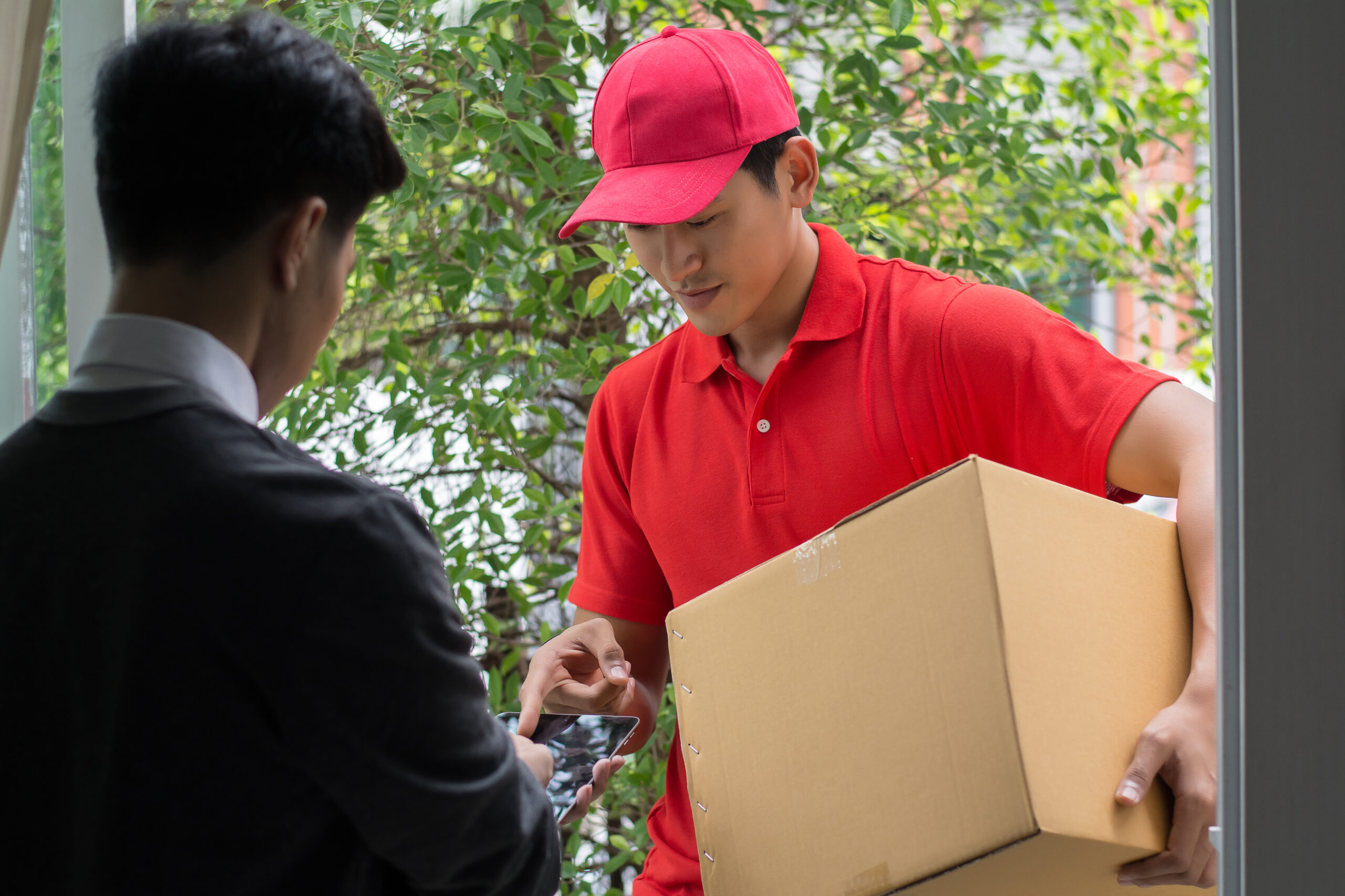 Kurir mengantar paket dengan layanan gratis ongkir