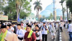 Ribuan warga mengikuti kegiatan Jalan Sarungan 2026 yang berlokasi Taman Elektrik Jl. Satria - Sudirman, Kecamatan Tangerang, Kota Tangerang