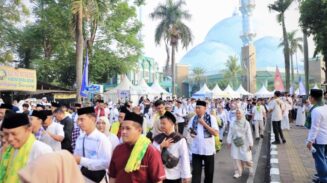 Ribuan warga mengikuti kegiatan Jalan Sarungan 2026 yang berlokasi Taman Elektrik Jl. Satria - Sudirman, Kecamatan Tangerang, Kota Tangerang