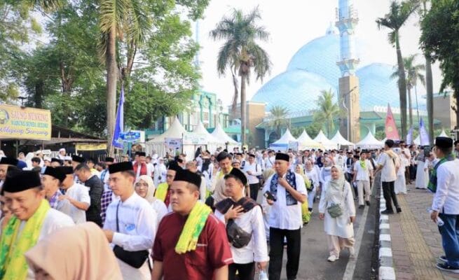 Ribuan warga mengikuti kegiatan Jalan Sarungan 2026 yang berlokasi Taman Elektrik Jl. Satria - Sudirman, Kecamatan Tangerang, Kota Tangerang