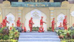 Peserta lomba marawis pada Festival Al A’zhom di Masjid Raya Al-A’zhom, Kelurahan Sukaasih, Kecamatan Tangerang.