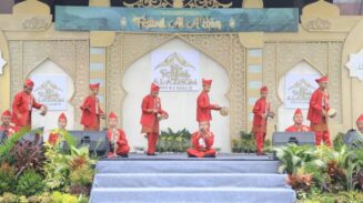 Peserta lomba marawis pada Festival Al A’zhom di Masjid Raya Al-A’zhom, Kelurahan Sukaasih, Kecamatan Tangerang.