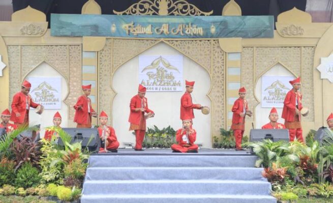 Peserta lomba marawis pada Festival Al A’zhom di Masjid Raya Al-A’zhom, Kelurahan Sukaasih, Kecamatan Tangerang.
