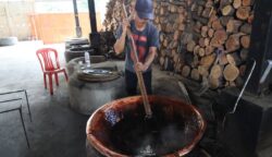 Proses produksi Dodol Ny. Lauw yang beralamat di Jl. Bouraq, Gang SPG No.55, Kota Tangerang