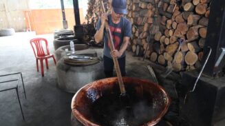 Proses produksi Dodol Ny. Lauw yang beralamat di Jl. Bouraq, Gang SPG No.55, Kota Tangerang
