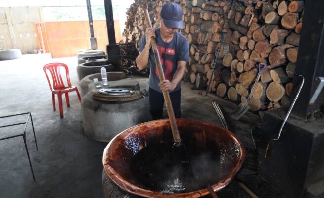 Proses produksi Dodol Ny. Lauw yang beralamat di Jl. Bouraq, Gang SPG No.55, Kota Tangerang