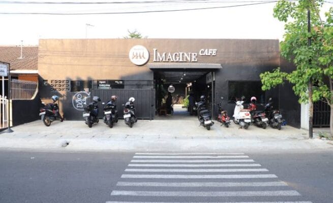Tampak depan Imagine Cafe yang berlokasi di JL. H. Embang Jaya, Kecamatan Tangerang, Kota Tangerang
