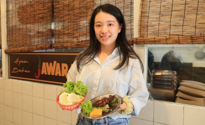 Owner Ayam Bakar Jawara, Jessica.