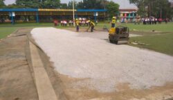 Proses peremajaan rumput Lapangan Ahmad Yani, Alun-Alun Kota Tangerang.