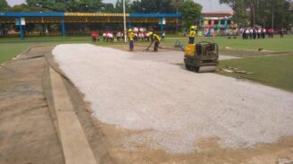 Proses peremajaan rumput Lapangan Ahmad Yani, Alun-Alun Kota Tangerang.